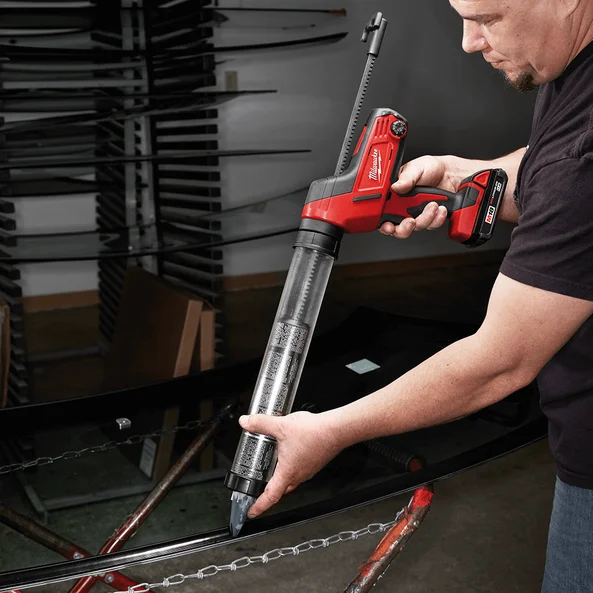 Milwaukee M18™ Cordless 600ml Sausage Style Caulk Gun Kit (1x 2.0Ah) - C18PCG600A-201B - Image 2